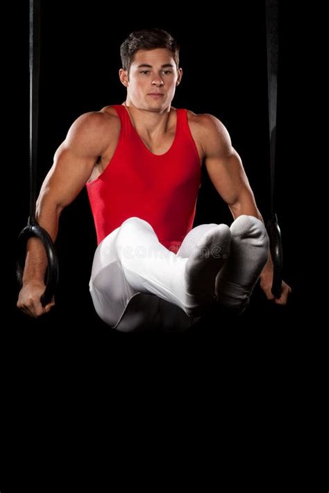 Мужской гимнаст с руками на параллельных брусьях усмехаясь портрет Стоковое Фото изображение