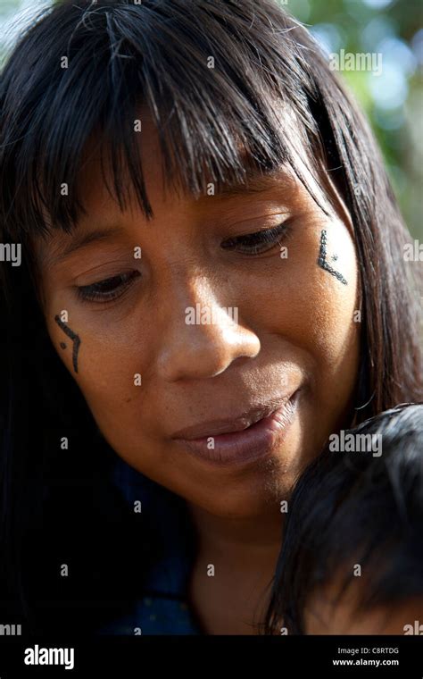 Portrait Xingu Indian Girls In Fotos Und Bildmaterial In Hoher