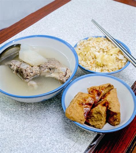 個店家、23 家街頭小吃，以及台中的 21 個店家。 其中，由台中前知名法國料理餐廳樂沐主廚陳嵐舒開設的「gubami」也入選必比登推介。 MENU美食誌 | 灶頂 原汁排骨湯,高麗菜飯