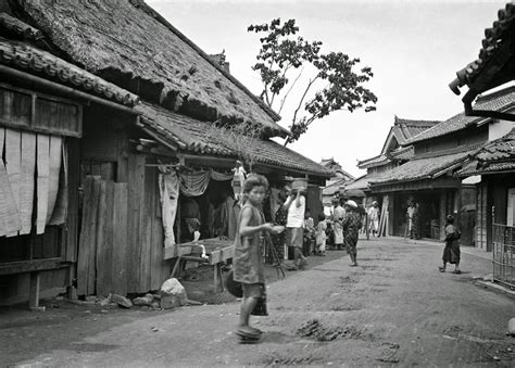 100 Year Old Photos Capture Authentic Daily Life In Japan