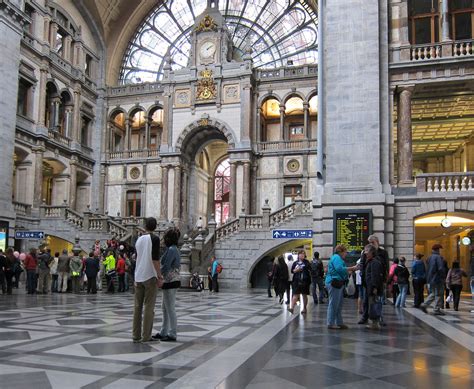 Café de klok ligt vlakbij het centraal station. Antwerp Central Station - Main Hall. | 18 June 2011 ...