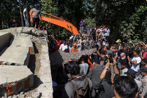 Indonesia earthquake leaves scores dead in Aceh province - CBS News