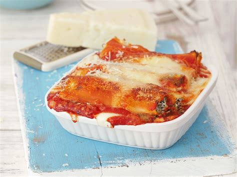 Cannelloni gefüllt mit Ricotta-Rucola-Creme überbacken mit Bechamel
