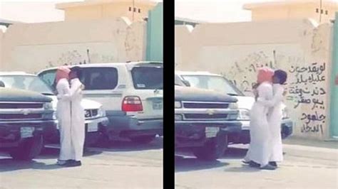 بالفيديو قبلة حميمية وساخنة بين شابين بأحد شوارع السعودية البوابة
