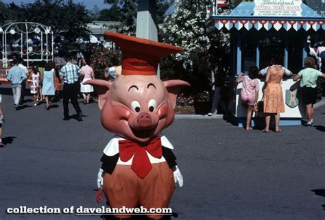 25 Vintage Color Photos Of Terrifying Disneyland Mascots From Between