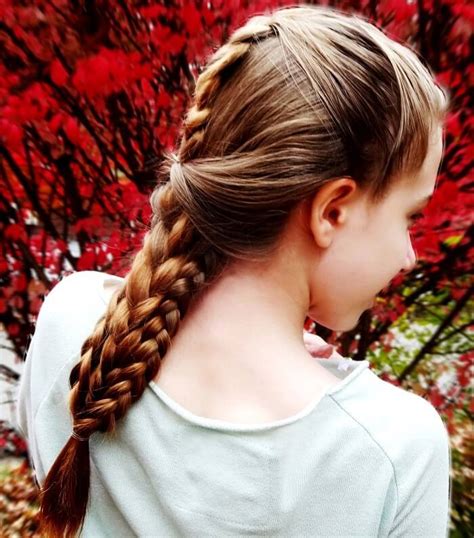 This 4 strand round braid is a simple and quick braid used for necklaces, dog leashes, boat lines, knife sennits. DIY Four Strand Braid: An Easy Way to Style Up Your Hair