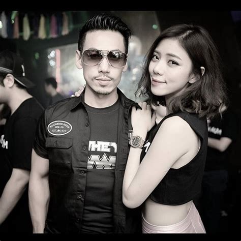 จากเพจ ใต้เตียงดารา #ตู้วหู้ววว กลิ่นแรงมากเลยค่ะคู่นี้เมื่อ นิวเคลียร์ ลงรูปเหมือนจะเลิกกับเพชรจ้าหรือเปล่าแกรรรร แถมในไอจีนิวรูปคู่ก็. ดีเจเพชรจ้า นิวเคลียร์ ควงคู่ออกงานครั้งแรก หลังกลับมาคืนดี