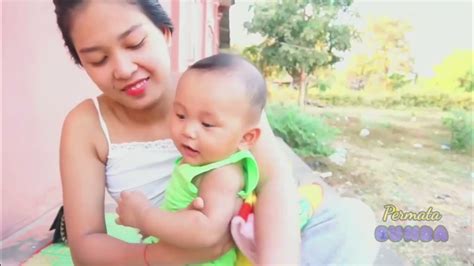 Ibu Muda Cantik Menyusui Bayi Sambil Bermain Di Samping Rumah Youtube