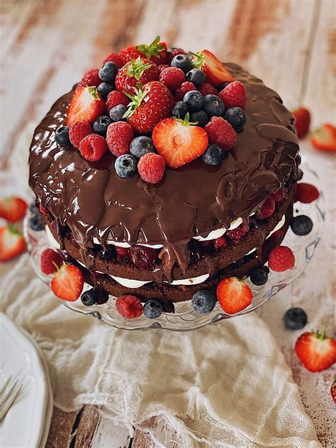 Naked Cake Mit Beeren Mascarponecreme Und Schokoladenganache