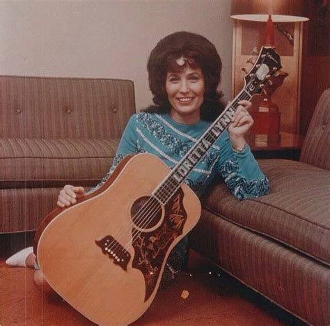 Rockin Country Blues Loretta Lynn Poses In The Home Of Patsy Cline