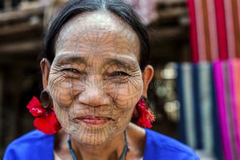 Tattooed Sest Posé à Chin Tribe Woman Myanmar Photo éditorial Image