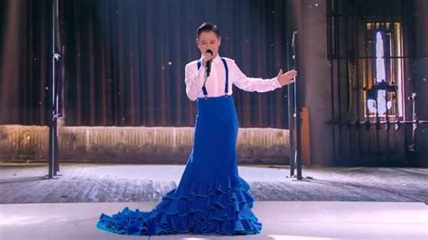 La actriz y cantante paty navidad se volvió trending topic en las redes sociales, luego de que en pleno escenario se le cayera lo que presuntamente es una. Actríz Paty Navidad criticó a niño que usó vestido azul en ...