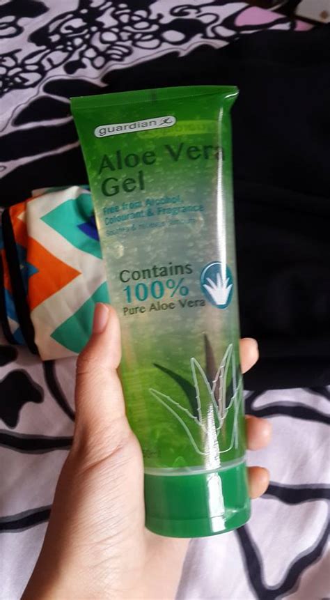 Sejujurnya ini pertama kalinya aku tahu si guardian aloe vera gel ini, cuman yah aku mikir kalau udah dijual di store macem guardian insha allah ingredients : Thirteen Persona: Guardian: Aloe Vera Gel & Sun Play!