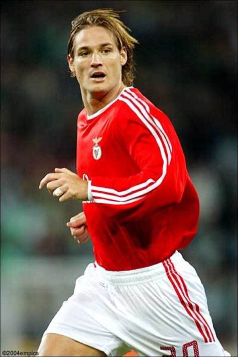 Fehér miklós tragédiája nem csupán a magyar sportéletet sokkolta, hanem az egész világot, mivek az ígéretes labdarúgó a benfica játékosaként halt meg a vitoria sc elleni találkozón. Étude de cas