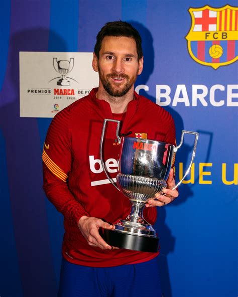 Fc Barcelona Lionel Messi Receives A Record Breaking 7th Pichichi