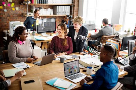 No Ambiente De Trabalho Compartilhado Por Tantas Pessoas Existem Atividades