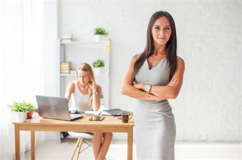Mujer de éxito Usa estos tips para tener más confianza en el trabajo