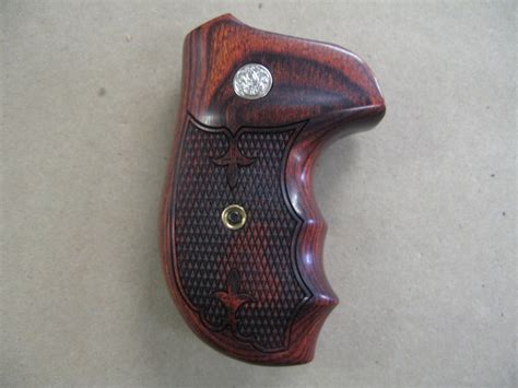 Smith And Wesson J Frame Rosewood Checkered Grips With Medallion Sandw
