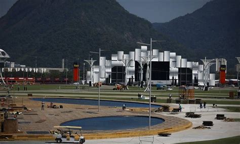Sobre se o cartaz se vai manter em 2022, a organização refere, no site do evento, que está a trabalhar para manter o mesmo ou ainda melhor cartaz. Rock in Rio é adiado para 2022 no Brasil e em Portugal ...