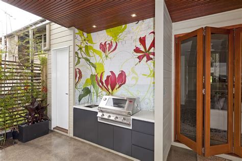 Outdoor kitchens take your backyard to a whole new level! Modern Outdoor Kitchen / Built in BBQ Area using weather ...