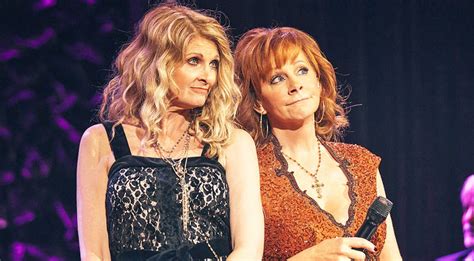 Reba Mcentire And Linda Davis Reunite For Surprise Duet Of ‘does He Love