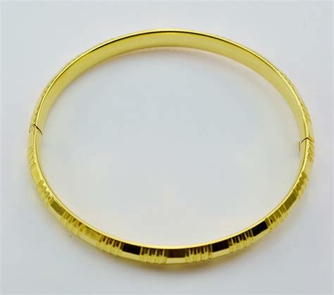 Saw something that caught your attention? 14K Solid Yellow Gold Ribbed Style Bangle Bracelet | Property Room