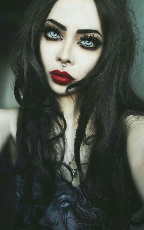 Pin By عراقية الهوى🍃 On Eye Andmake Up With Images Gothic Vampire