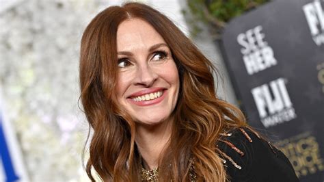 Julia Roberts Showcases Toned Physique In Leg Lengthening Pants In Jaw