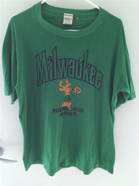 Vind fantastische aanbiedingen voor milwaukee bucks shirt. Vintage 90s Milwaukee Bucks T-shirt | Etsy | Shirts, T ...