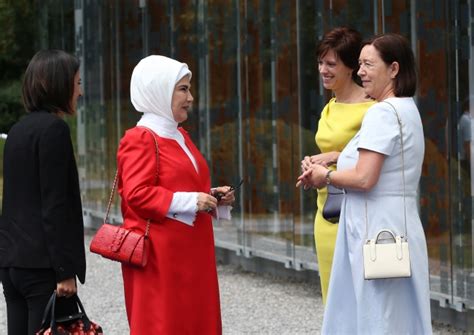 Şiddet gören kadınların, ilgili kurumlara başvurarak hak arama mücadelelerini sürdürdüğünü bildiren emine erdoğan, eskiden ölümle burun buruna. EMİNE ERDOĞAN BRÜKSEL'DE LİDER EŞLERİYLE BİR ARAYA GELDİ ...