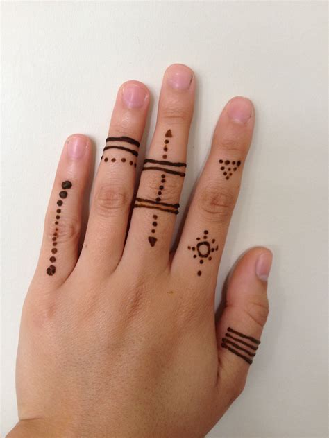 This red and black henna tattoo paints a trail from the wrist towards the index finger. Easy henna finger design | Simple henna, Henna, Henna tattoo