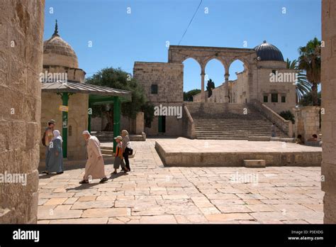 Temple Courtyard Jerusalem Hi Res Stock Photography And Images Alamy