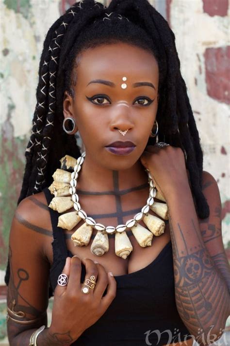 裸の10代のアフリカの部族 女性の写真