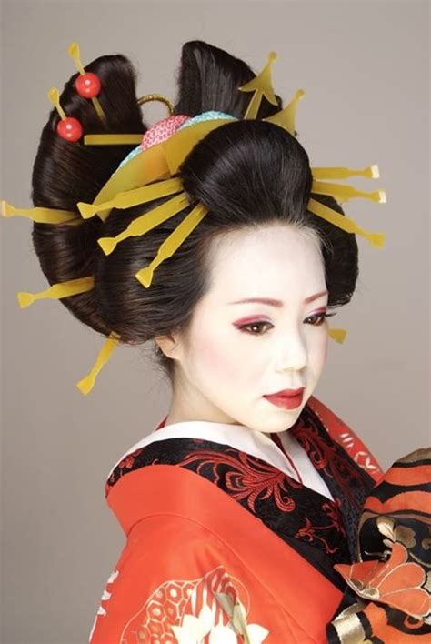 The japanese kimono dress is not really a dress in the typical western style. Oiran hairstyle with kanzashi | Geisha hair, Hair styles