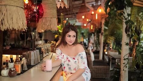 Celine evangelista dan stefan william mualaf viral, ustaz riza beberkan fakta mengejutkan. Heboh Celine Evangelista Sindir Peserta Demo Omnibus Law