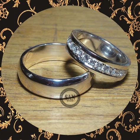 Jual cincin pria lapis emas putih 18k batu kecil berlian via www.bukalapak.com. Jual cincin kawin emas putih perak R3258 di lapak ...