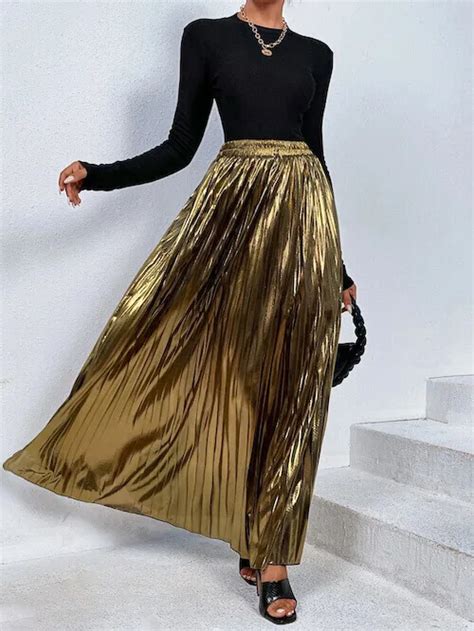 40 Classy Black And Gold Outfits For Ladies For Party Date Night