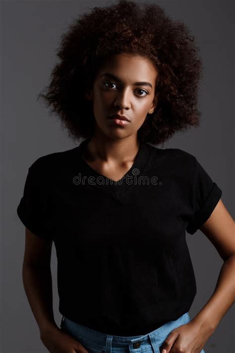 portrait de jeune belle fille africaine au dessus de fond foncé photo stock image du bouclé