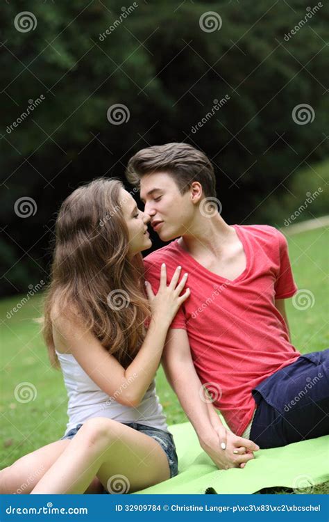 Ort Spanne Unterdrücken Teen Couple Kissing Neuankömmling Weinen Schwer Zu Befriedigen