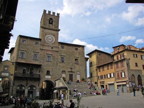 The west side of the square is dominated by the imposing palazzo comunale, which was already in existence in 1241; Cortona: la sosta auto si potrà pagare anche con lo ...