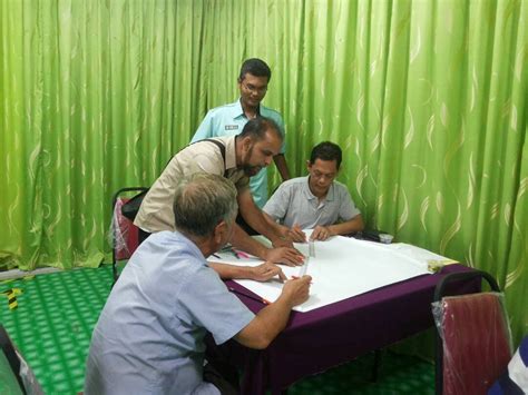 Penyelia tapak perlu memastikan keadaan sekitar tapak bina dan pekerja adalah selamat tanpa berlaku sebarang kemalangan.iv. ASAS PENGURUSAN KESELAMATAN TRAFIK DI TAPAK BINA (02-03/08 ...