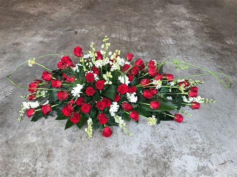 Speciaal Roosavalanche Wit Of Red Naomi Rood Rouwbloemen Xl