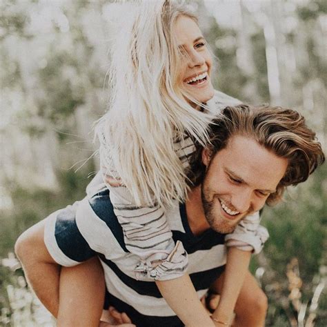 38 Engagement Photo Ideas To Fall In Love And Sure To Melt Your Heart Cute Engagement Photos