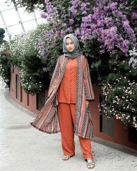 Untuk menjaga warna batik agar selalu tampak seperti baru, simak tips cara mencuci seragam batik secara tepat di artikel ini. 10 Ide Padu Padan Warna Hijab untuk Baju Oranye yang Keren
