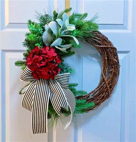 15 Jolly Natural Winter Wreath Designs That Will Give Your Front Door A