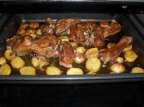 Esta receta de chuletas de cordero al horno ya está haciendo que me den ganas de comer, y ni siquiera he comenzado a escribir, ni a cocinar. Mir Dukan: Paletilla de cordero lechal al horno Dukan