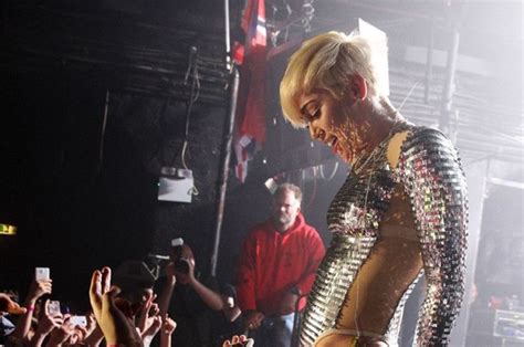 Miley Cyrus Gets Felt Up By Fans 3 Pics