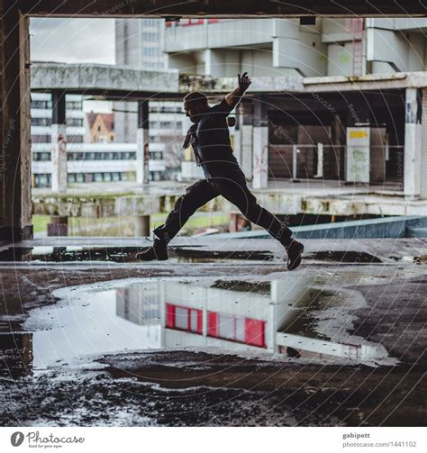 Mann springt über Pfützen - ein lizenzfreies Stock Foto von Photocase