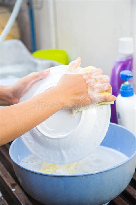 Perché si tratta di un elemento fondamentale, usato ogni giorno e più volte al giorno, sempre a contatto con l'acqua e alle prese col rischio di graffiarsi e rovinarsi. Piatto Di Lavaggio Della Spugna Del Lavandino Di Cucina ...