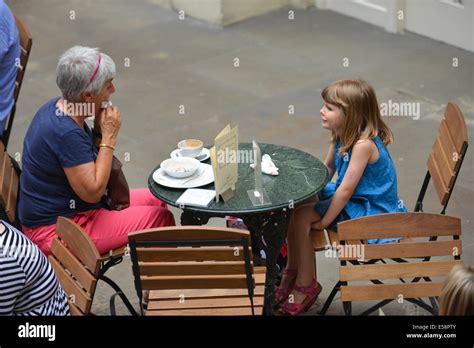 Großmutter Oma Enkelin sitzt im freien Restaurant Covent Garden Piazza Gespräch Stockfotografie